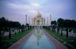 Agra;-Architecture;-Central-axis;-Cypresses;-India;-Kaleidos;-Kaleidos-images;-La-parole-à-limage;-Lawns;-Mausoleum;-Mughal;-Mumtaz-Mahal;-Pool;-Reflection;-Shah-Jahan;-Stories-Pictures;-Taj-Mahal;-Tarek-Charara;-UNESCO;-Uttar-Pradesh;-Visitors;-World-Heritage